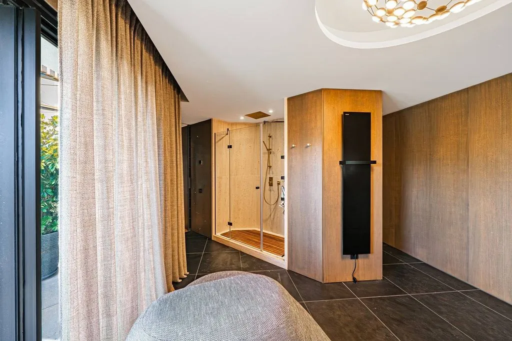 Bathrooms - 10-Bedroom Chalet with Pool in Guadalmina Baja
