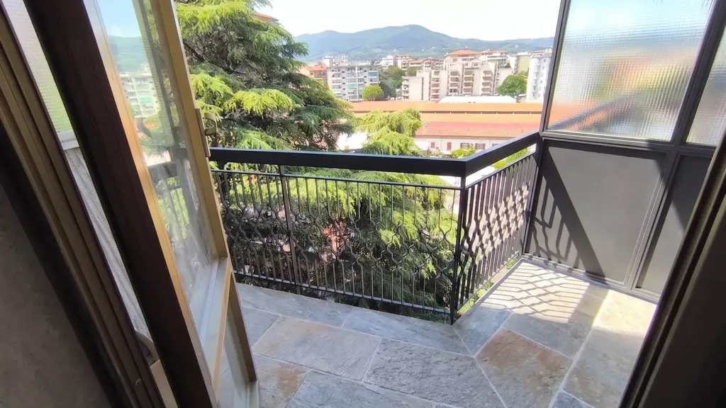 Rõdu - Rearranged Apartment with Panoramic Balcony in Florence