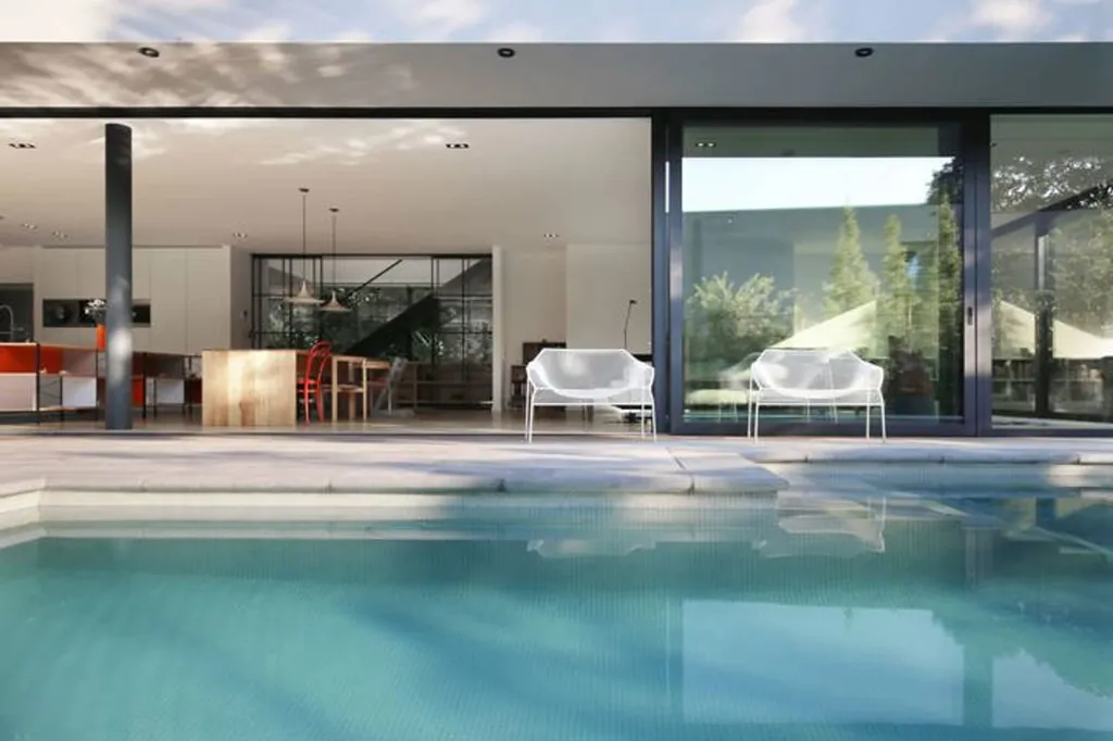 Piscine - Villa Contemporaine avec Piscine à Uccle