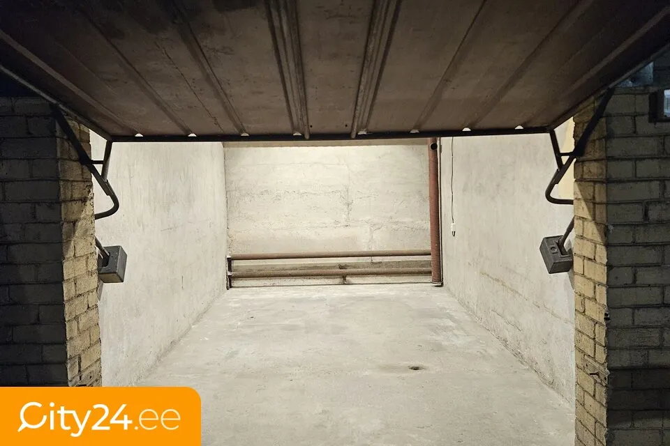 Garaaž - Renovated Garage with Security in Central Location