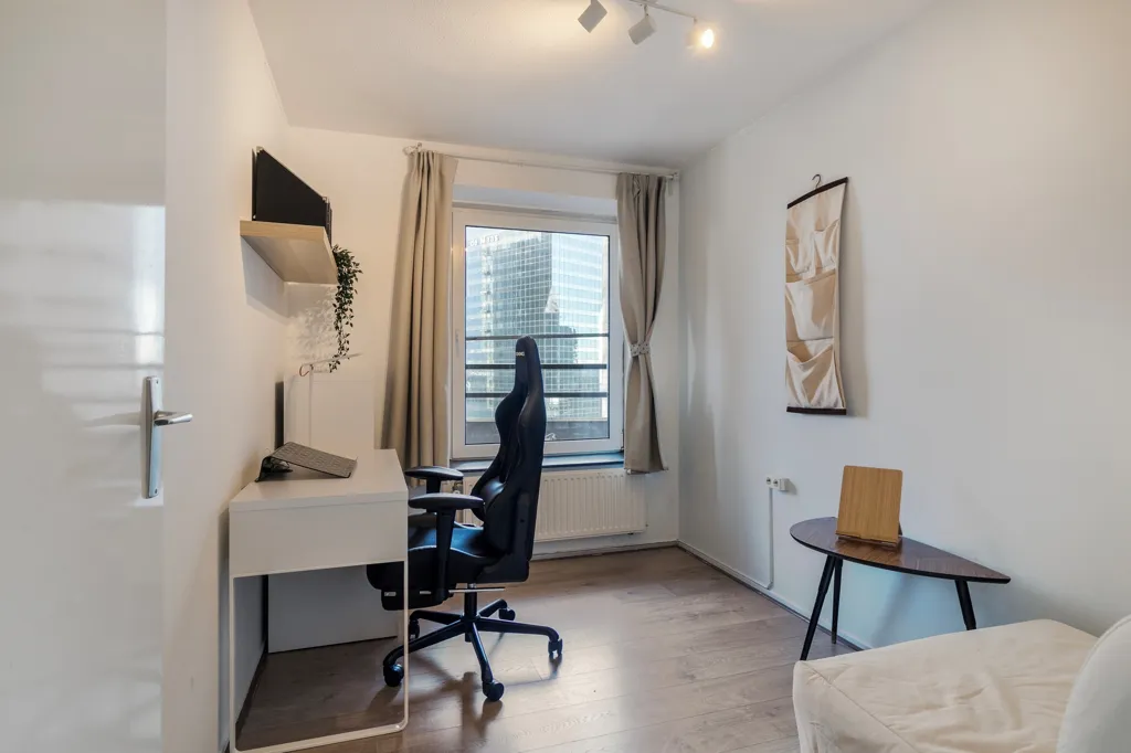 Bureau - 2-Bedroom Apartment with Balcony in Rotterdam