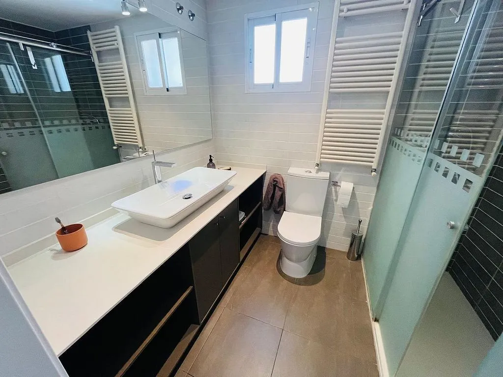 Bathrooms - Student-Friendly Flat with Balcony in Moncada