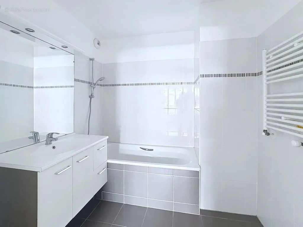 Salles de bain - Appartement F2 avec Balcon et Box au Centre-Ville