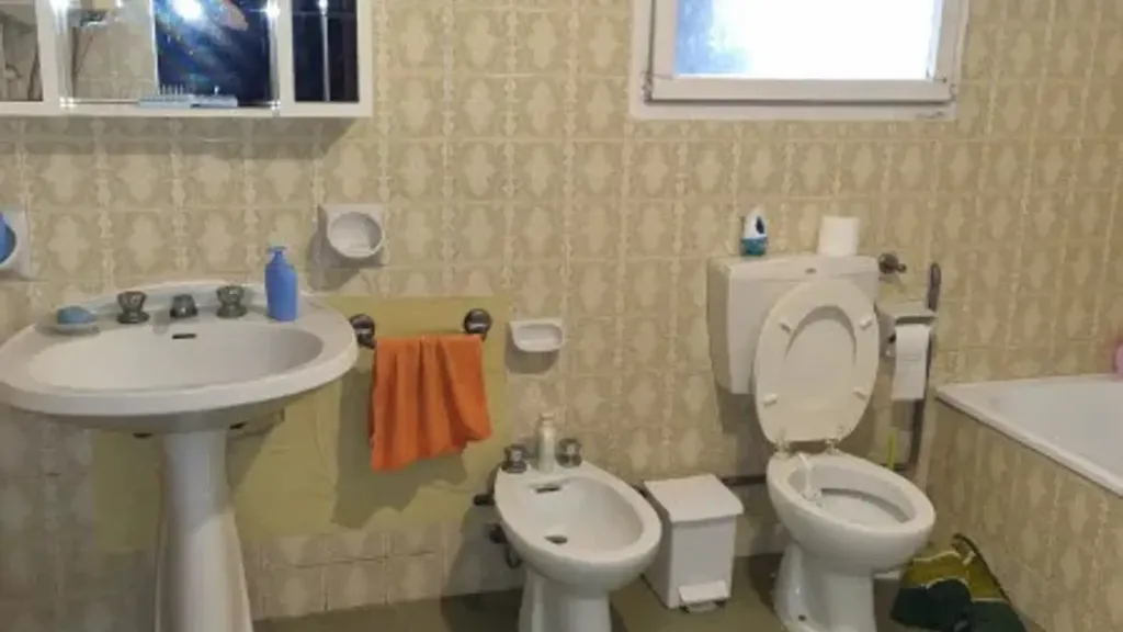 Bathrooms - Rustic Farmhouse with Large Garden near Soliera