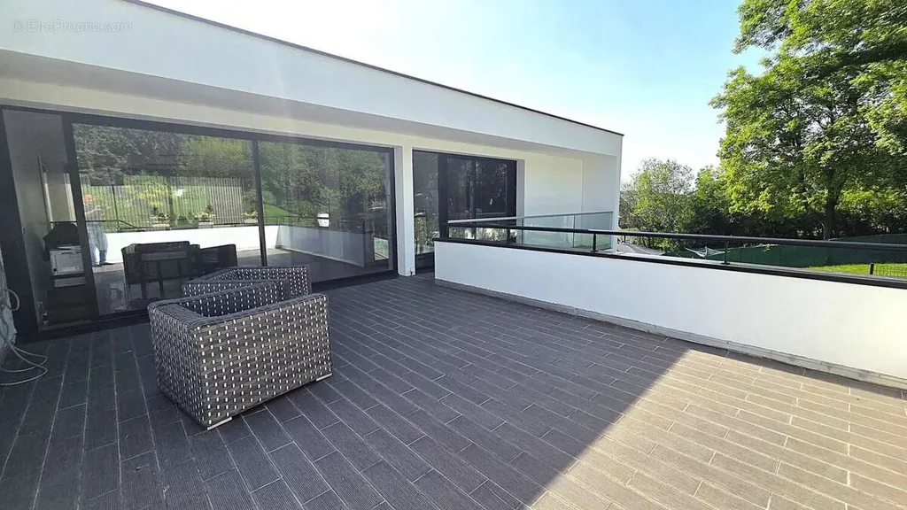 Terrasse - Villa Haut de Gamme avec Piscine à Villevaude