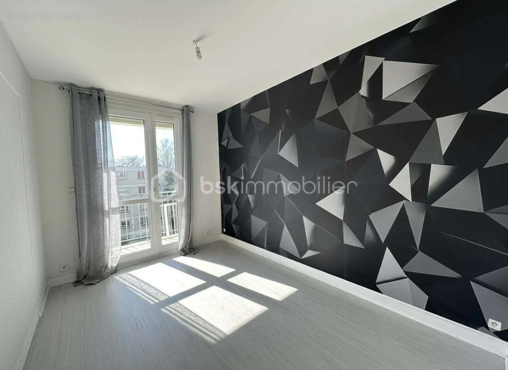 Chambres - Appartement Rénové avec Balcon à Dernier Étage