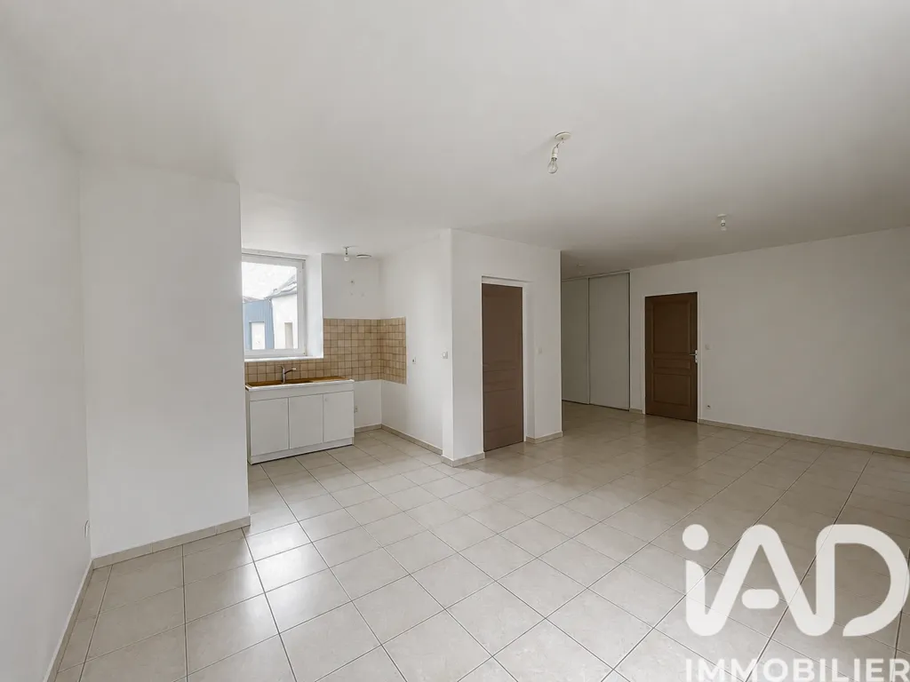 Kitchen - Spacious Flat with Parking in La Roche-Derrien