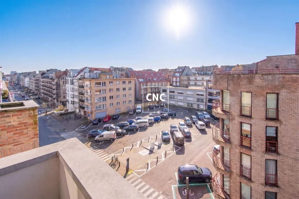 Balcon - Penthouse Rénové avec Terrasses Spacieuses près du Front de Mer
