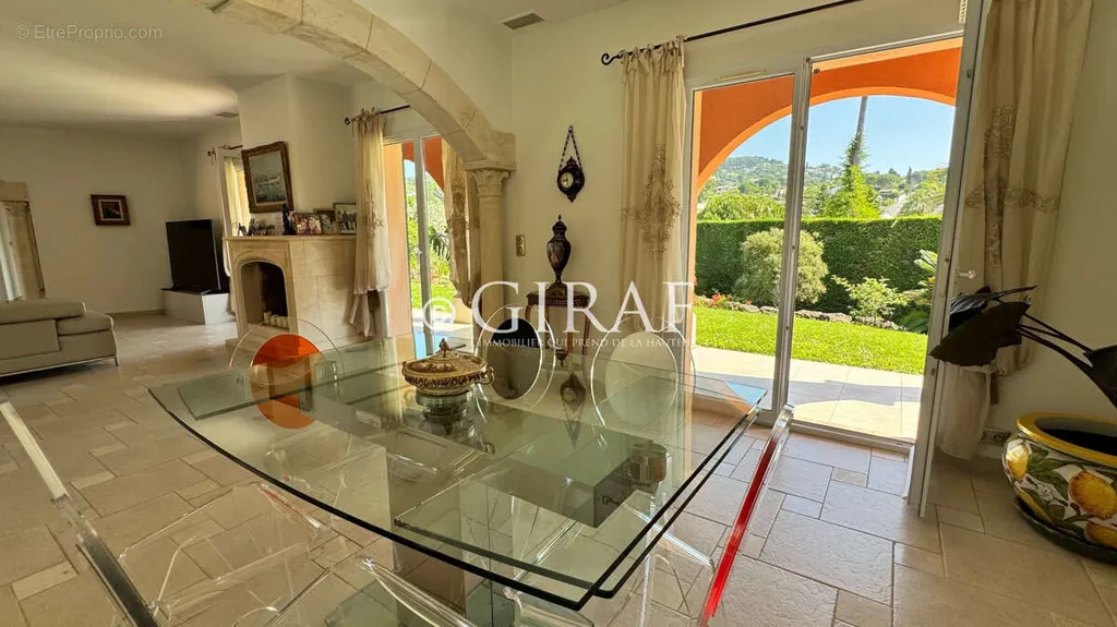 Elutuba - Mediterranean Villa with Pool in Residenial Area