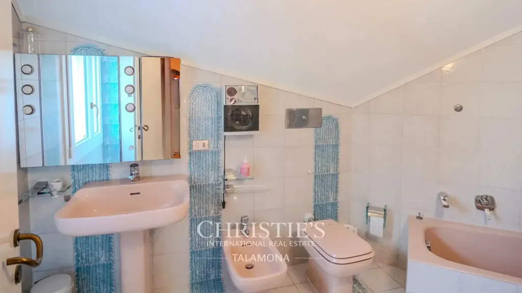 Bathrooms - Lakefront Villa with Private Park in Ranco