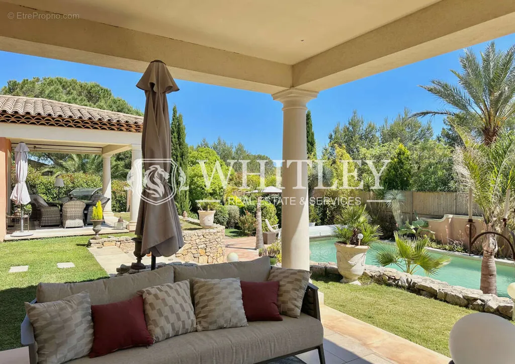 Terrace - Luxury Villa with Pool in Saint-Raphaël