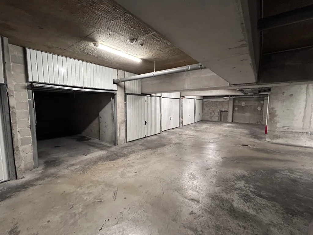 Garage - T3 Apartment with Terrace in Marseille 8th