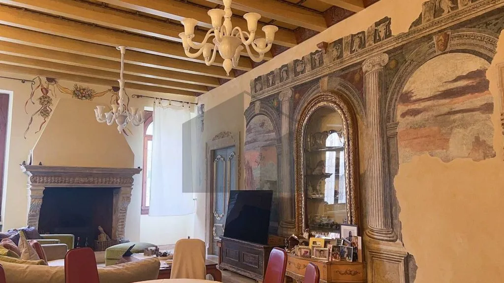 Elutuba - Historic Villa with Private Courtyard in Verona