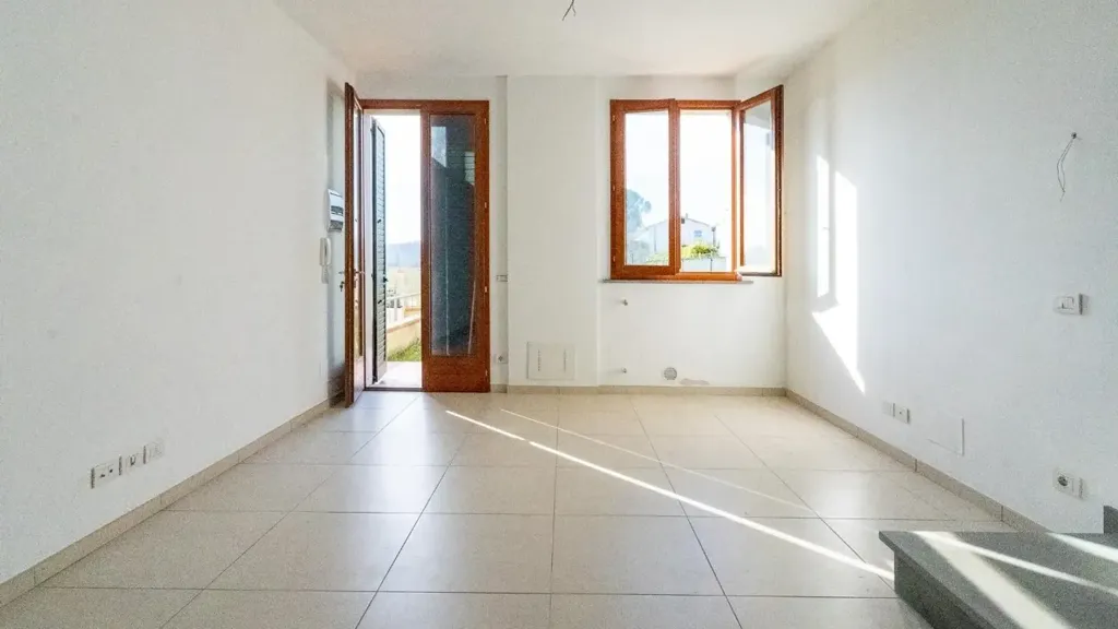 Pièces - Rearranged Apartment with Garden in Petrazzi