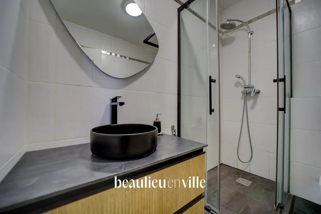 Salles de bain - Appartement T3 Calme avec Vue sur Deux Rues à La Ciotat