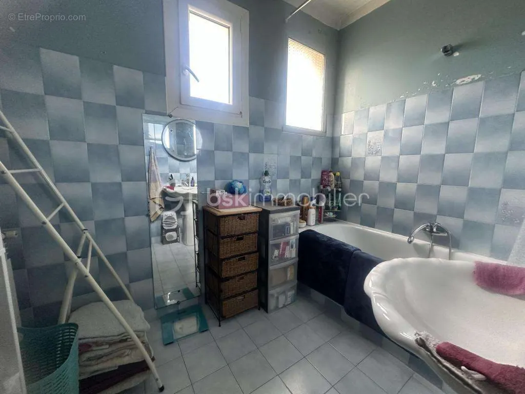 Bagni - Apartment Block with Parking in Saint Martin de Valgalgues