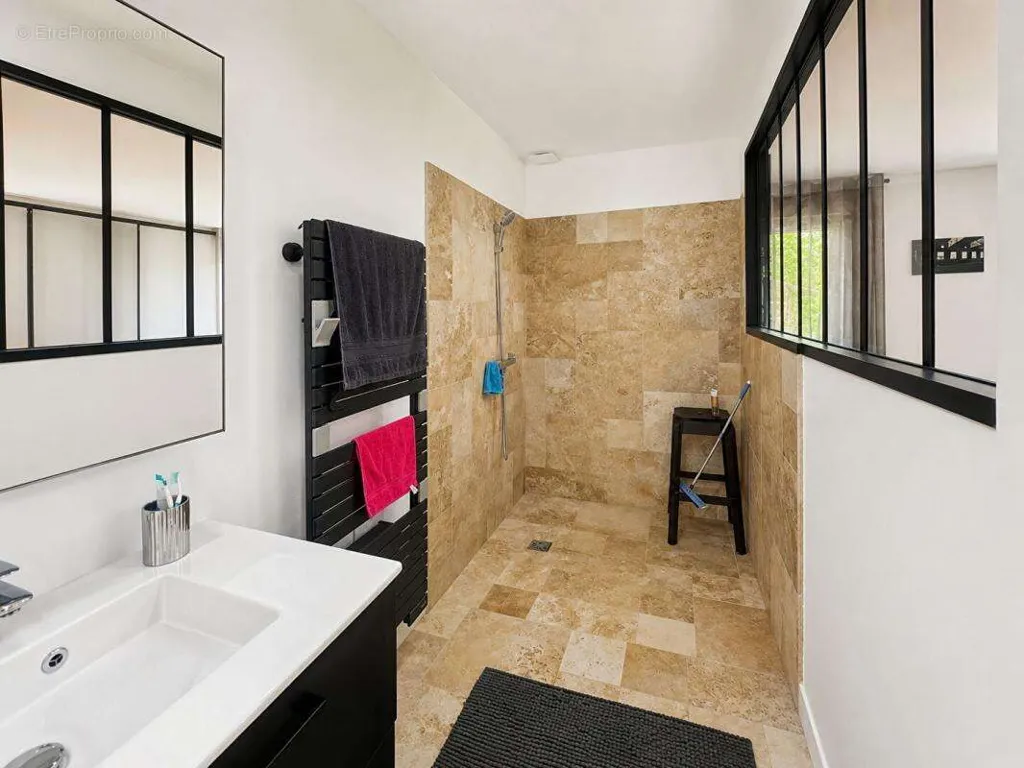 Salles de bain - Propriété en Pierre avec Piscine et Gîte à Saint-Michel-de-Castelnau