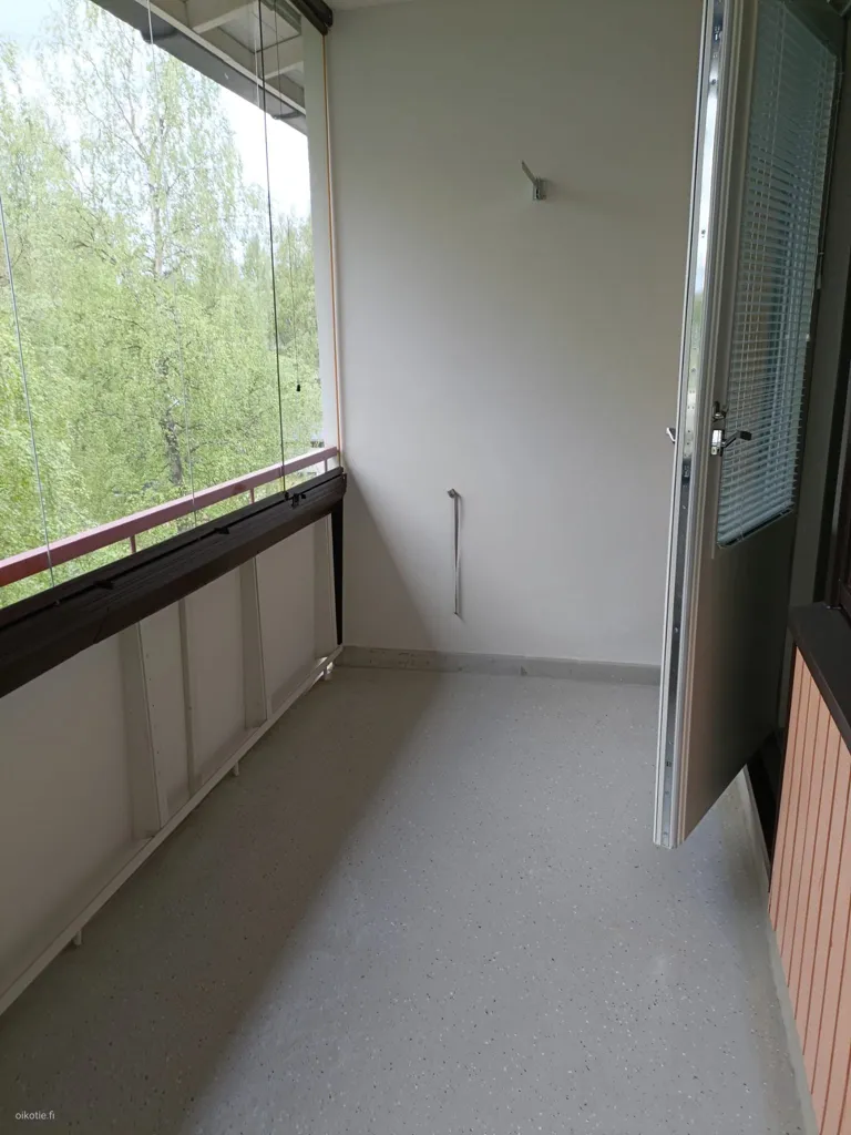 Balcon - Spacious Flat with South/North Views in Kajaani