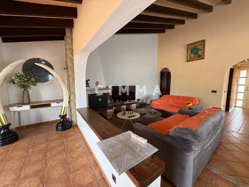 Elutuba - Five-Bedroom Chalet with Large Plot in La Nucía