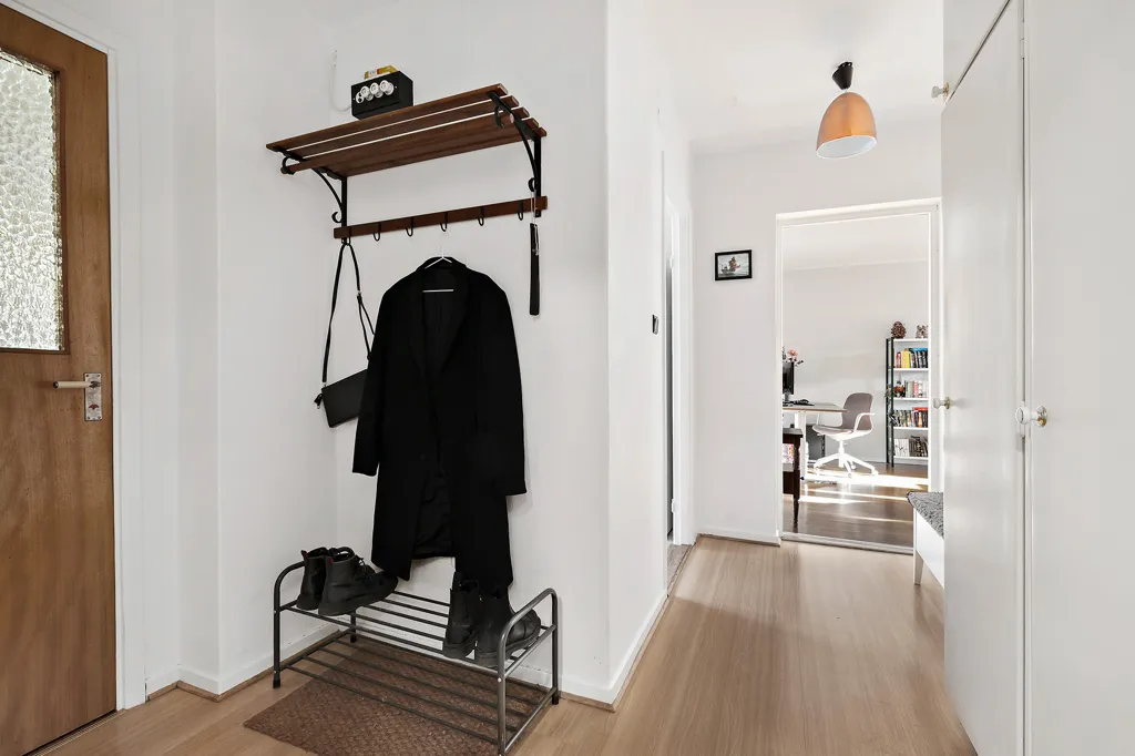 Esik - Apartment with Balcony in Järfälla