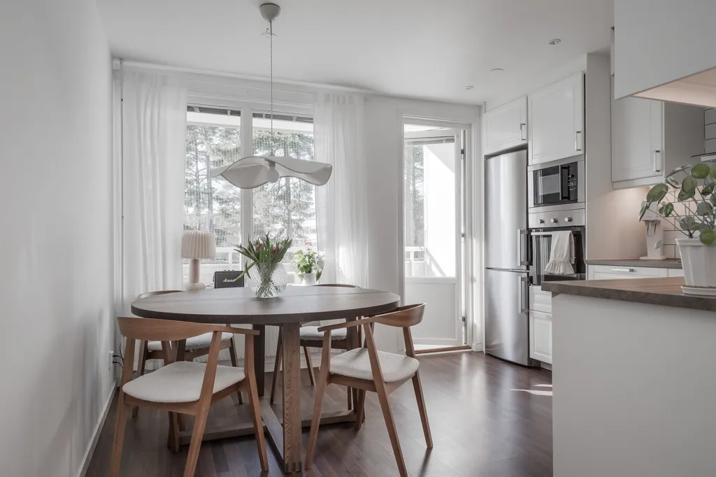 Salle à manger - Two-Bedroom Flat with Three Balconies in Åsa