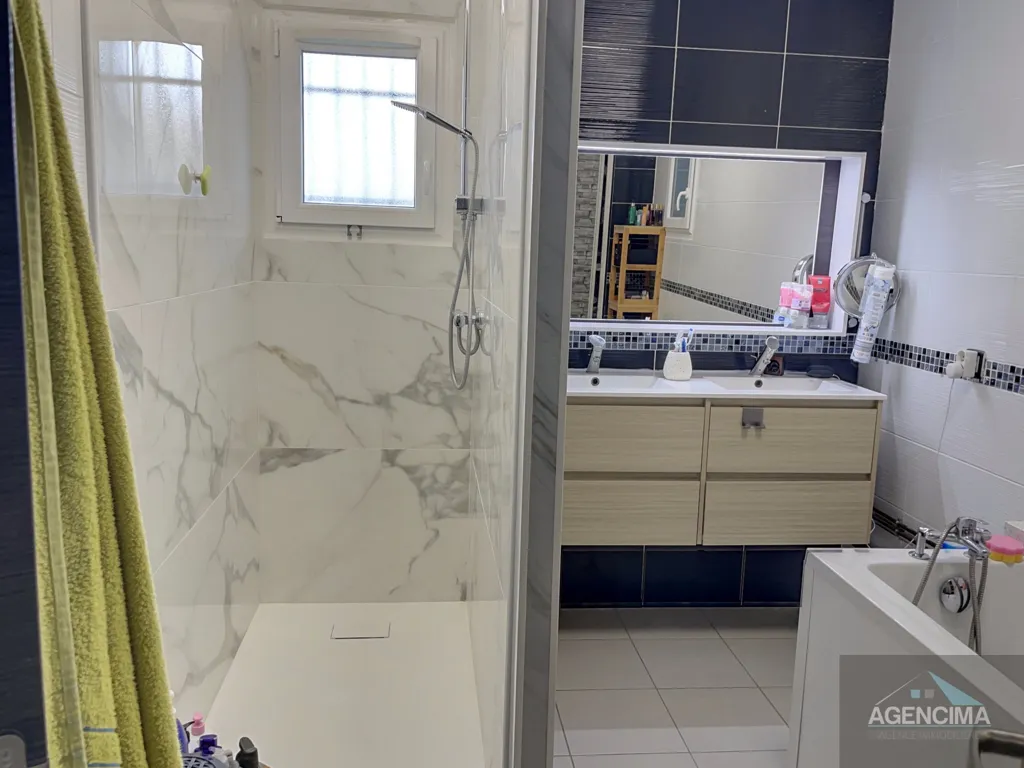 Salles de bain - Villa 4 Faces avec Piscine et Jardin à Proximité