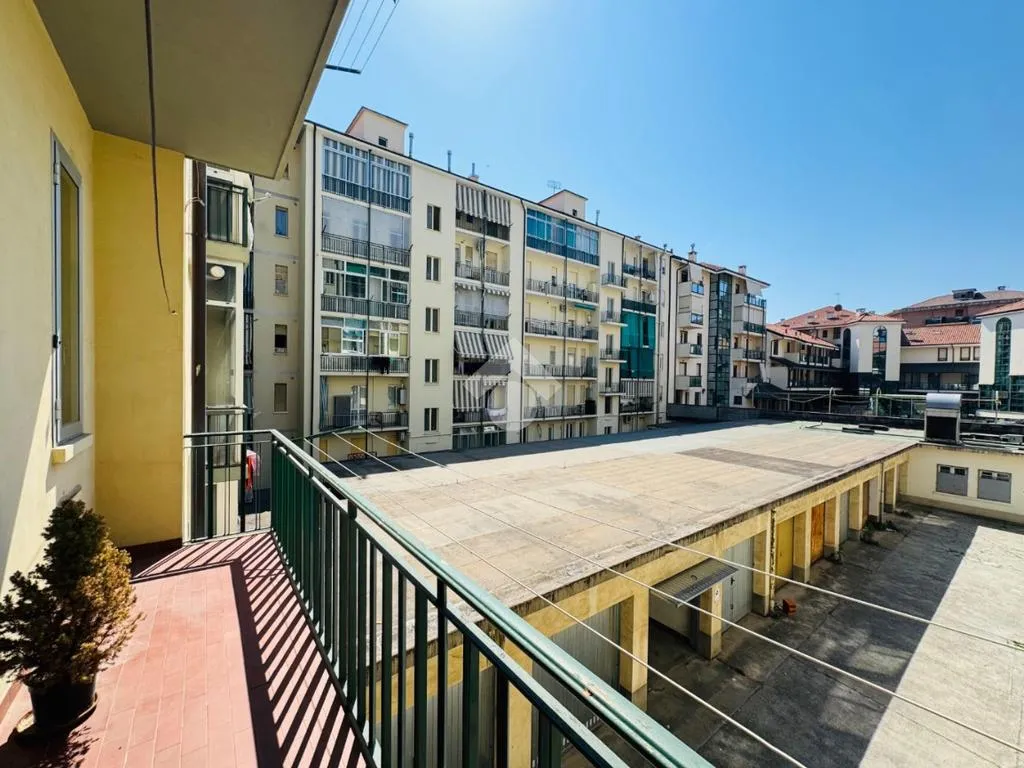 Balcon - Central 5-Bedroom Apartment in Rivoli