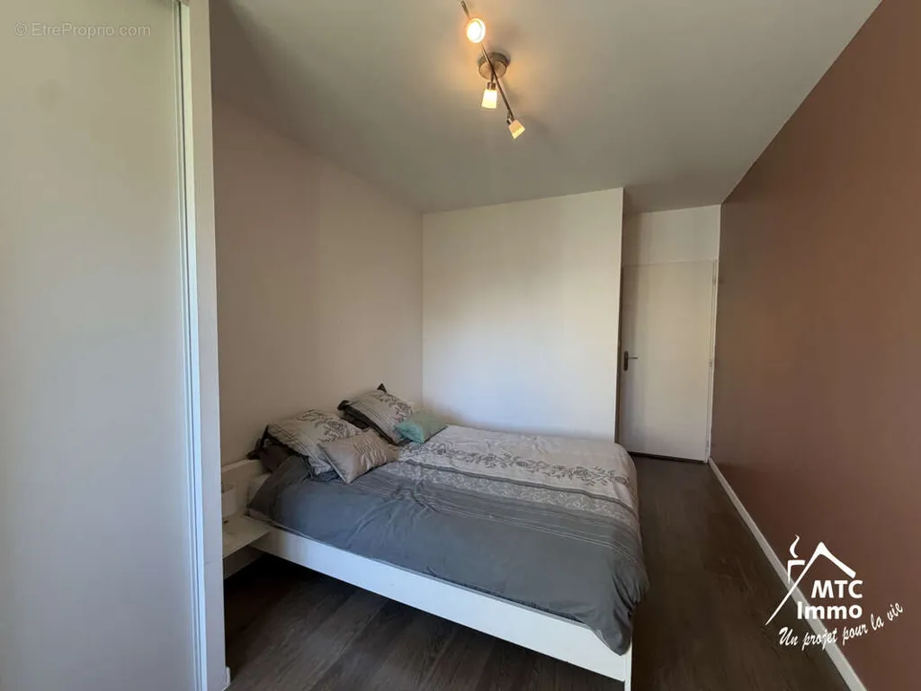 Chambres - Maison Contemporaine avec Piscine et Entrepôt à Loyettes