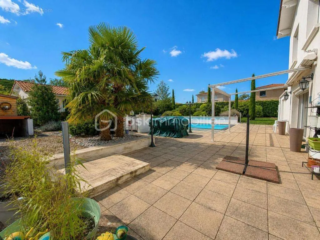 Piscine - Maison Traditionnelle avec Piscine sur Parcelle Arborée à Proximité