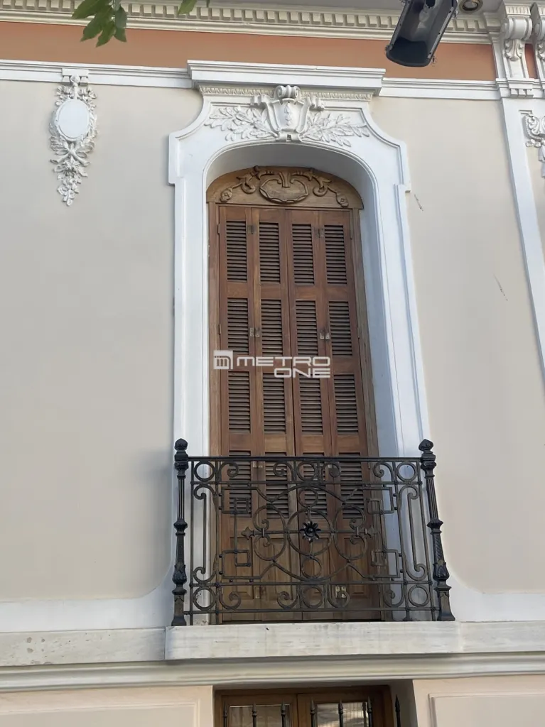 Välivaade - Neoclassical Building with Courtyard in Athens Centre