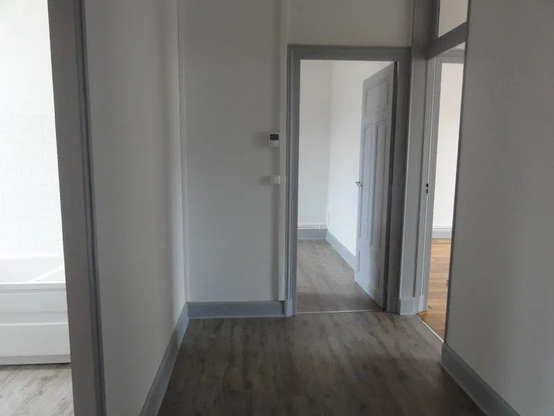 Esik - Fully Renovated Flat with Private Garage in Le Creusot