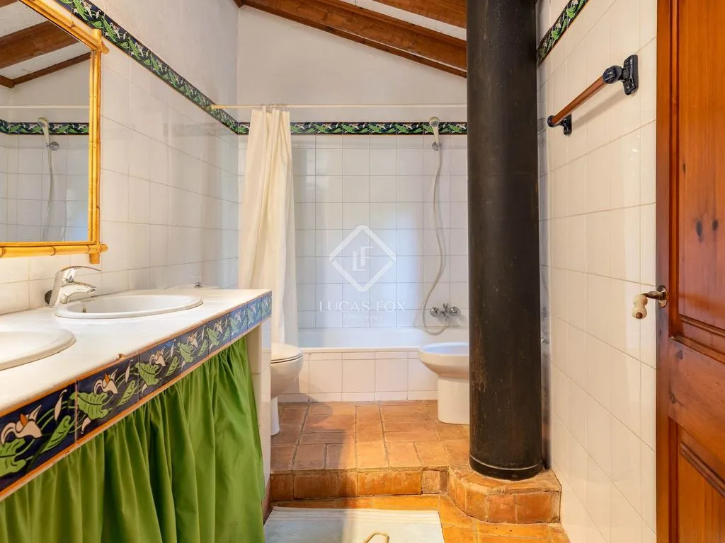 Bathrooms - Traditional Stone Cottage with Pool in Bàscara