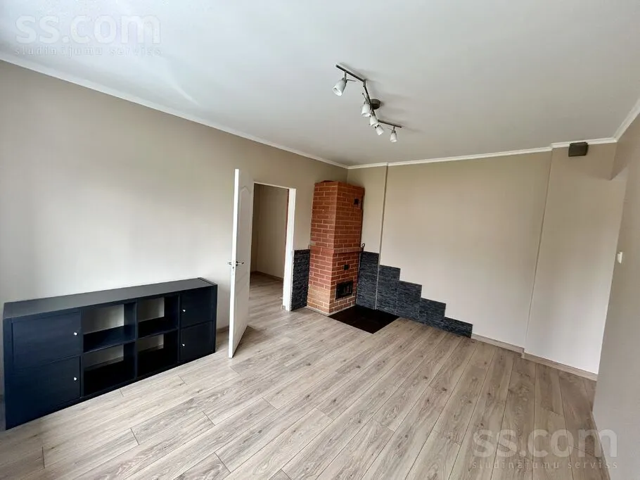 Elutuba - Renovated 2-Bedroom Flat in Valmiera