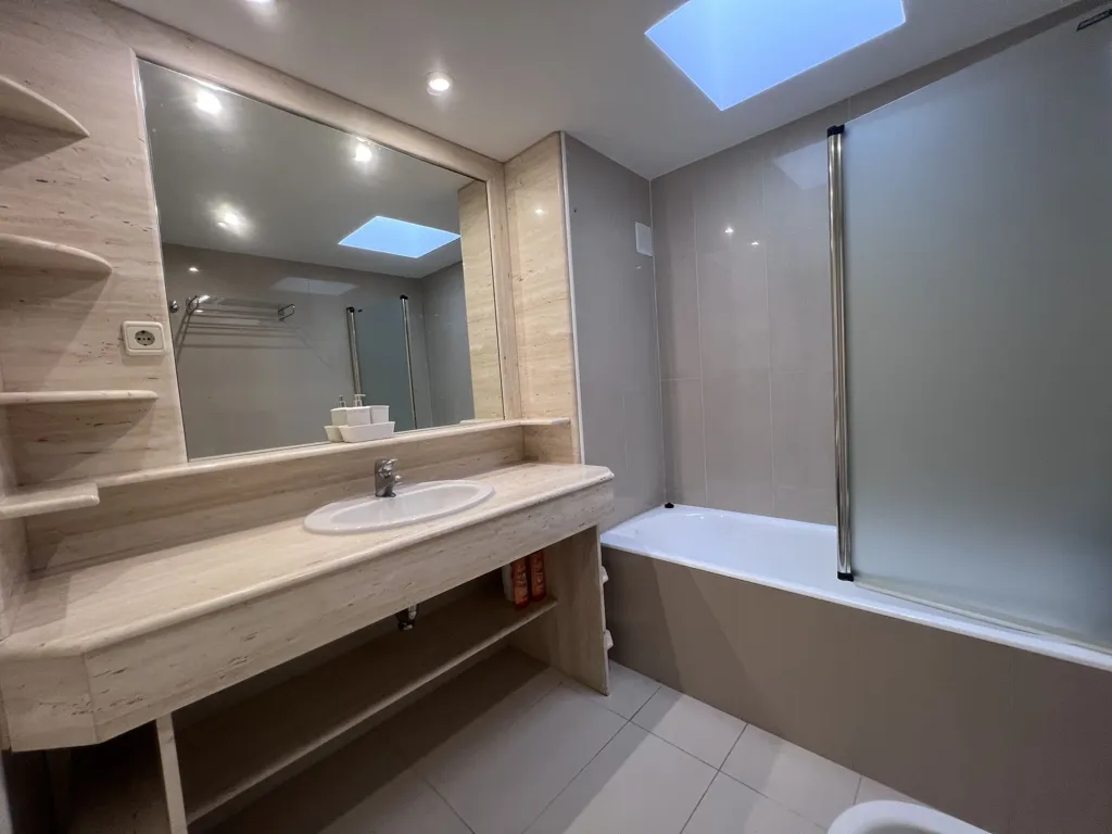 Salles de bain - Penthouse with Private Solarium on Seafront Promenade