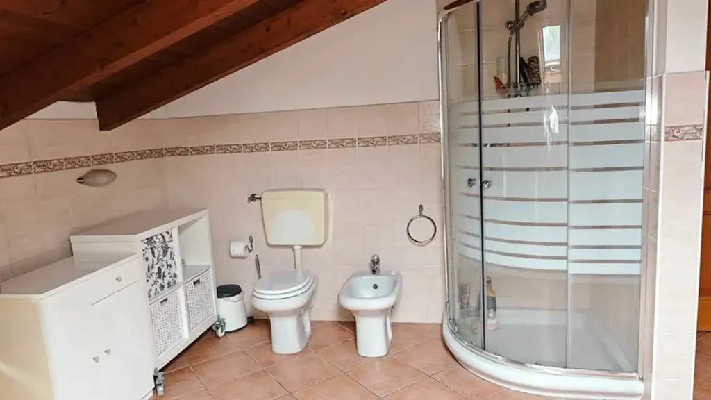 Bathrooms - Villa with Pool and Garden in Correggio