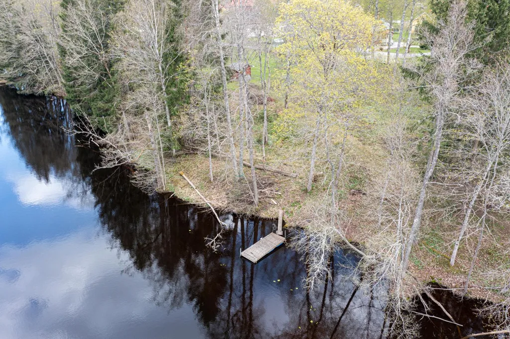Õhuvaade - Buildable Plot with Riverfront in Skinnskatteberg