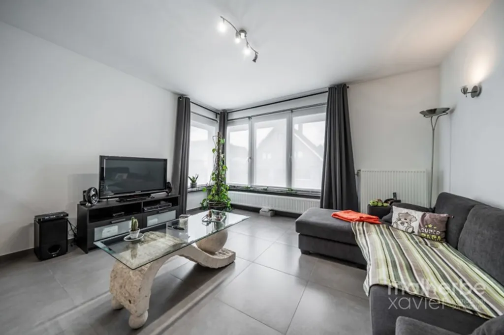 Séjour - Ensemble Immobilier Rénové avec Habitation et Garages à Elsenborn