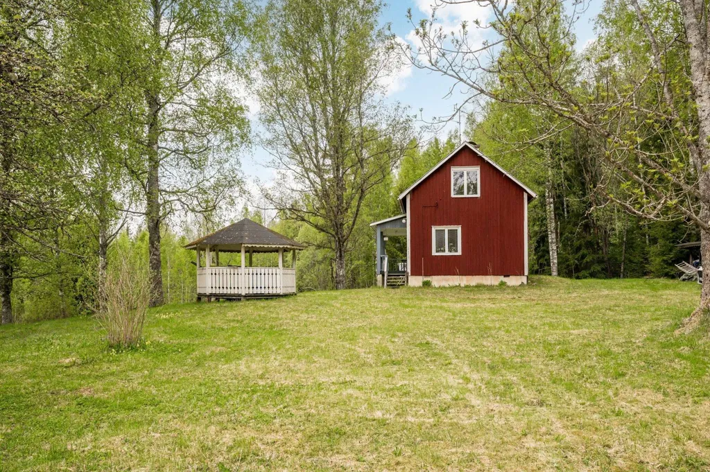 Charming Farm with Water Access in Brunskog