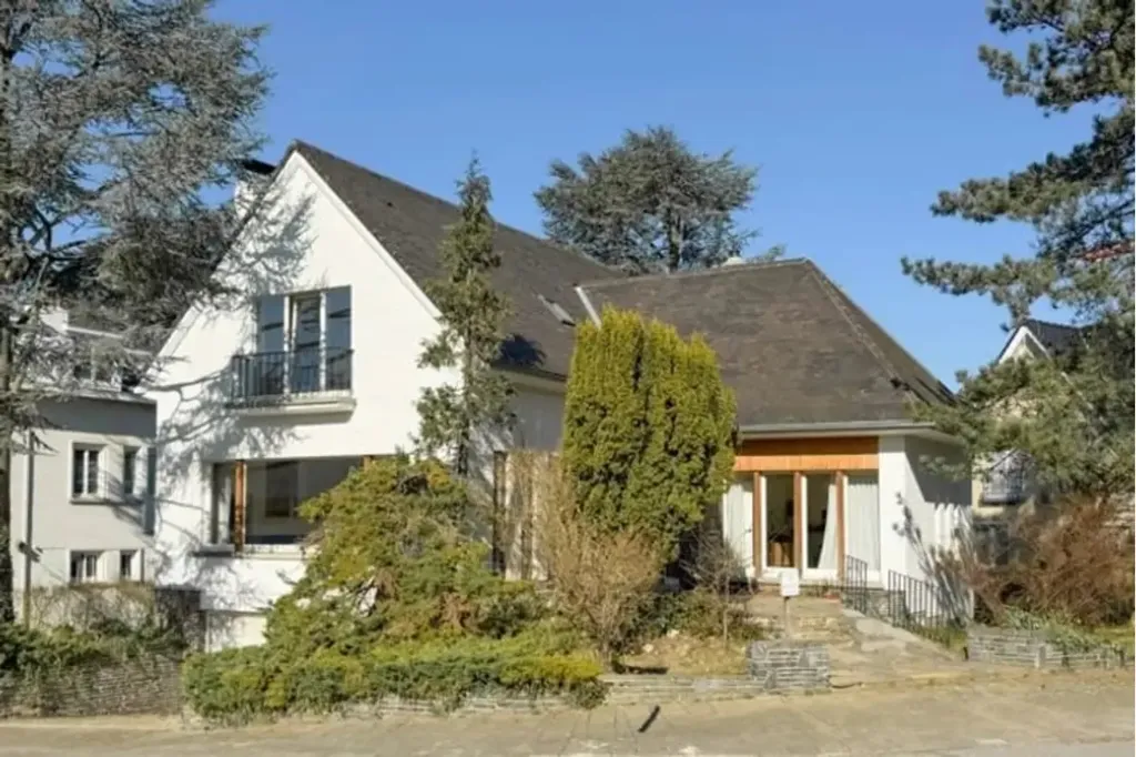 Extérieur - Villa Rénovée avec Terrasse à Uccle