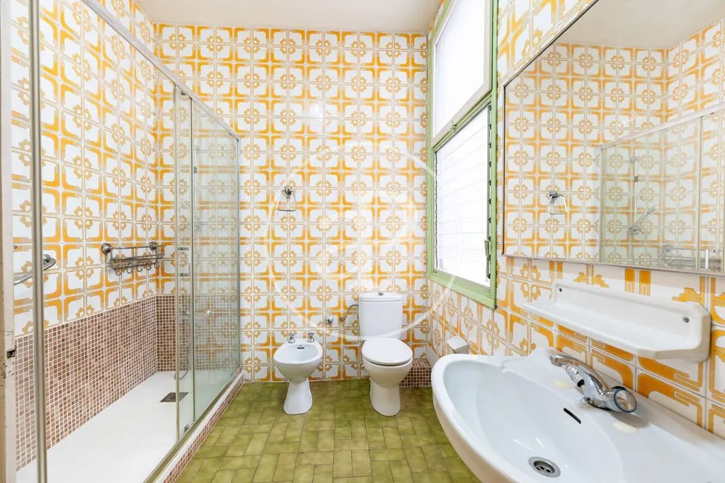 Bathrooms - Classical Apartment in Eixample Dreta, Barcelona