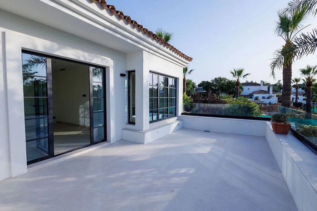 Terrace - Chalet with Pool and Terrace in Sotogrande