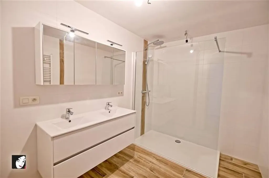 Bathrooms - Flat with Garden View in Mettet Centre
