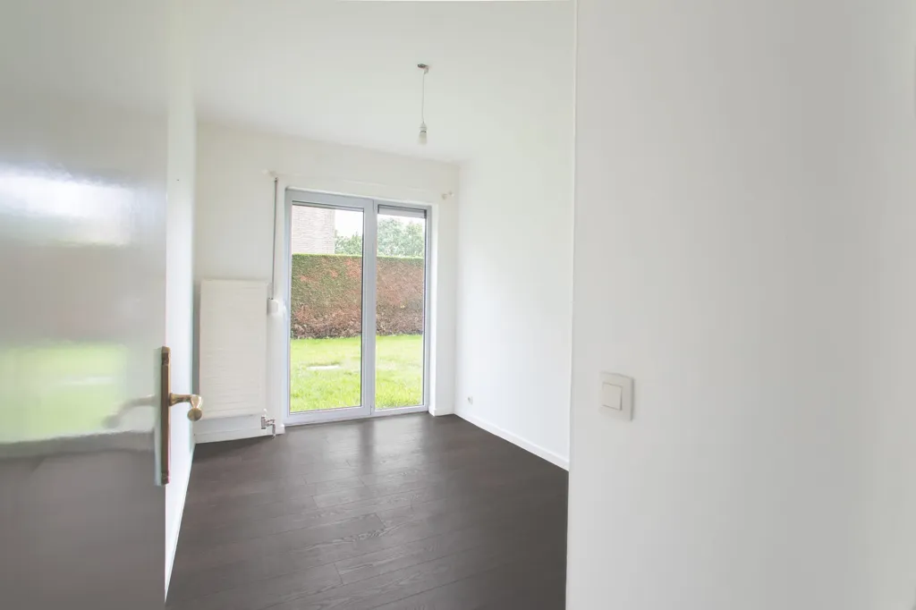 Esik - Corner Apartment with Garden in Schelle