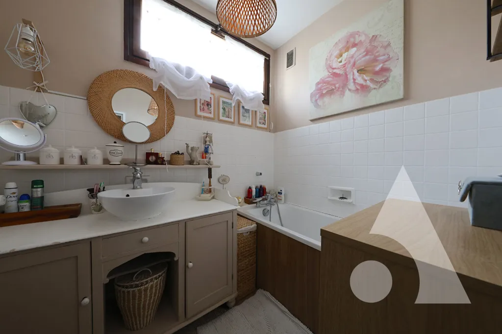 Bathrooms - Spacious Flat with Balcony in Evry Village