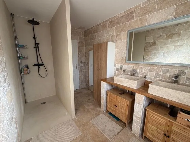 Bathrooms - Spacious House with Balcony in La Queue-Les-Yvelines
