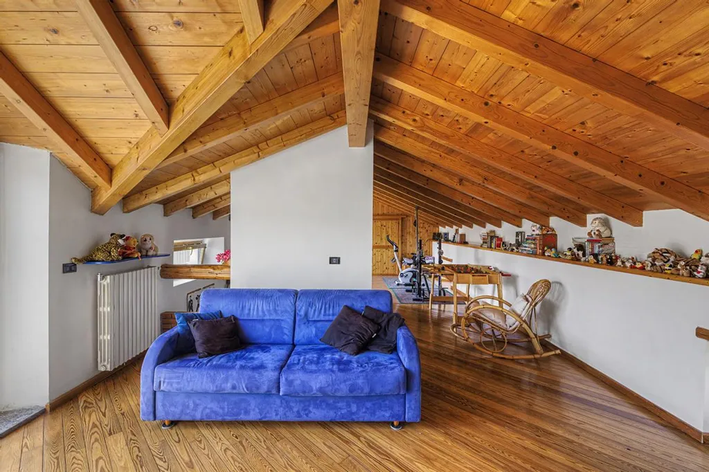 Elutuba - Multi-Level Apartment with Mansard in Luino