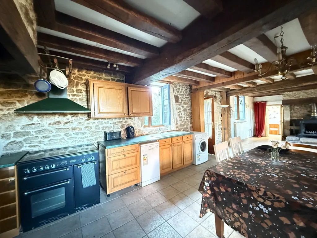 Cuisine - Maison en Pierre avec Cour Intérieure à Bussière-Dunoise