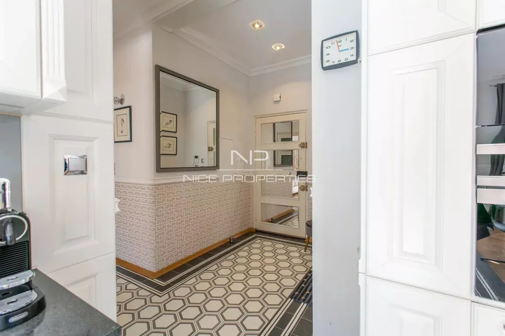Esik - Apartment with Sea View on Promenade des Anglais