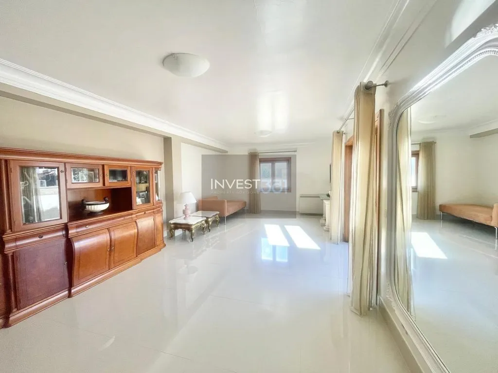 Living Room - Single-Story Villa with Terrace in Porto