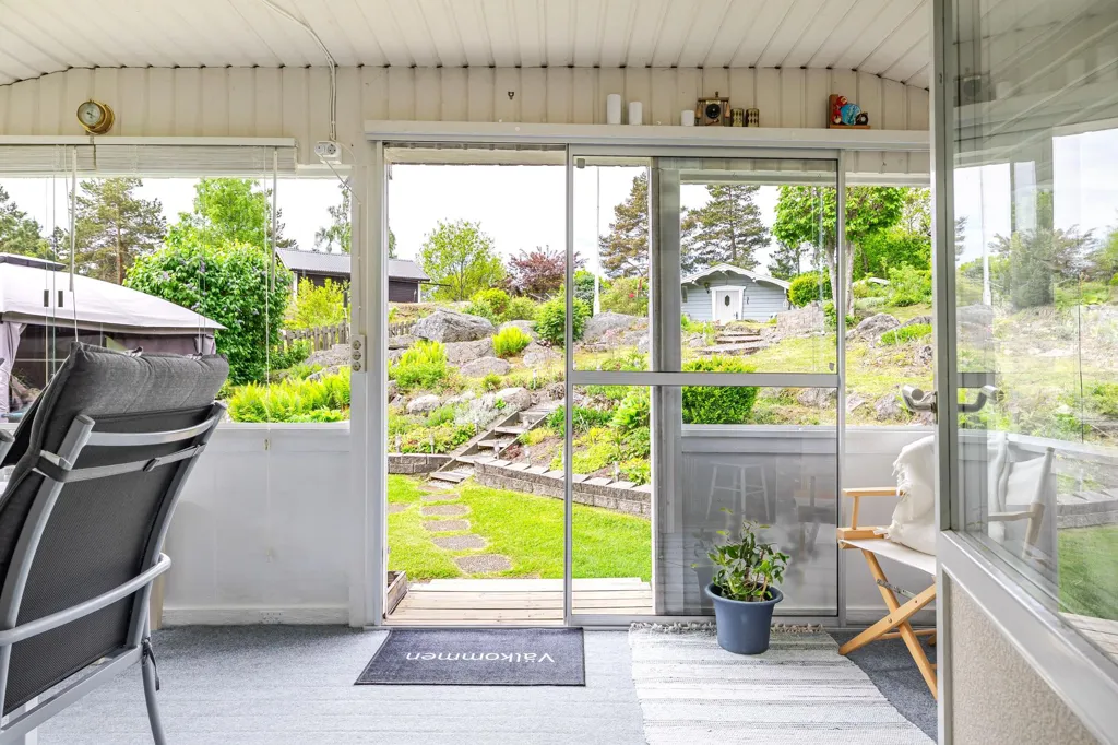 Terrass - Cottage with Garden and Sea View in Uttervik
